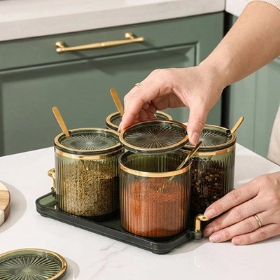 Range epice avec pot et cuillère
